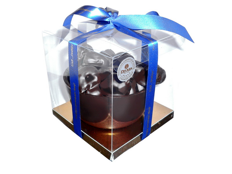 Basket with chocolate covered plums 500g.