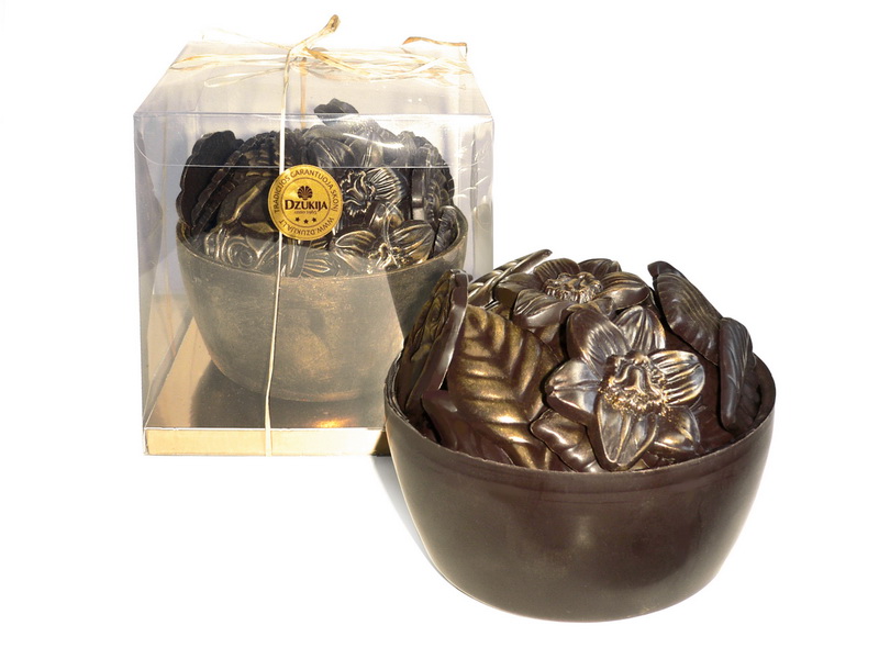 Chocolate basket with chocolate flowers 400g.
